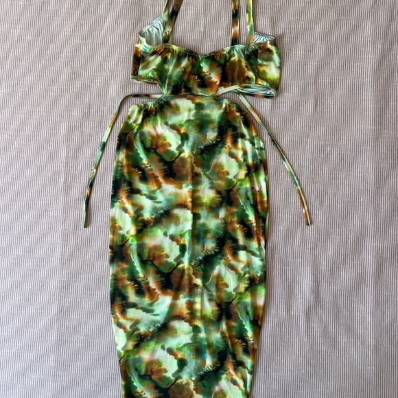 PrettyLittleThing Green Ruched Dress - Picture 3 of 3